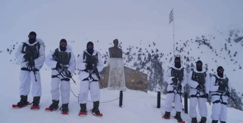 Δείτε την εντυπωσιακή χειμερινή εκπαίδευση των νέων Ευέλπιδων στα χιόνια! (ΦΩΤΟ)